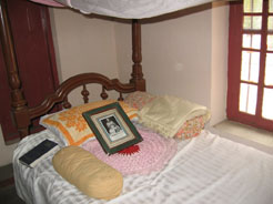 Кровать Бхактивиноды Тхакура в его доме в Свананда-сукхада-кундже