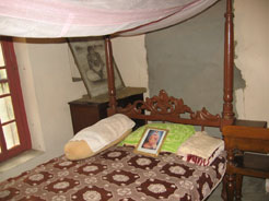 Кровать Бхактисиддханты Сарасвати Тхакура в Свананда-сукхада-кундже